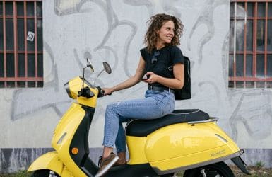 vrouw op een gele scooter