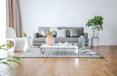 Sofa i krzesła w salonie