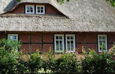 koszt ubezpieczenia budynku dach kryty strzechą