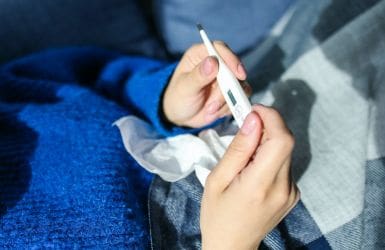 ziekteverzuimverzekering kosten persoon met thermometer