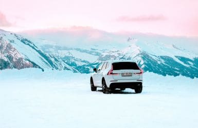 Opony zimowe - samochód na śniegu