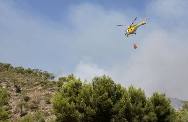 Vakantie bosbranden blussen helicopter