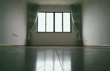 Woonverzekering leegstaand huis raam gordijnen