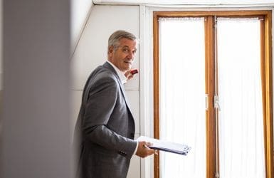 Huis taxeren man klembord