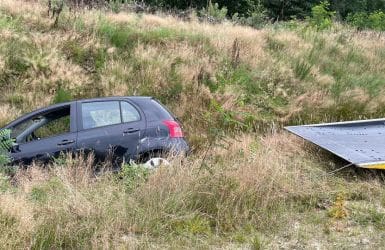 zwarte auto in de berm