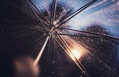 paraplu in de lucht met regendruppels