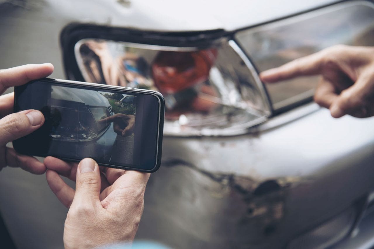 Schade rijden in iemand anders zijn auto: ben ik verzekerd?