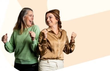 twee vrouwen vrolijk