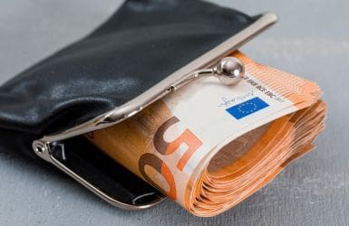 Euro biljetten in knip portemonnee
