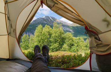 Tent van binnen kijken naar buiten