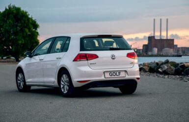 Zilverkleurige Volkswagen Golf