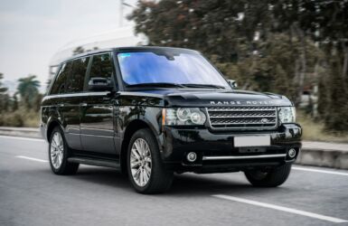 zwarte range rover op de weg