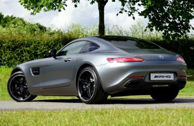 Grijze Mercedes AMG