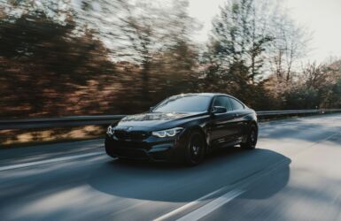 zwarte BMW M4 op de weg