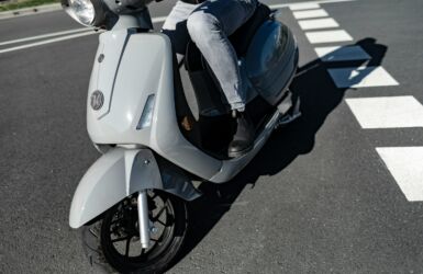 szary skuter elektryczny na drodze