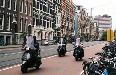 Trzy skutery na ścieżce rowerowej w Amsterdamie