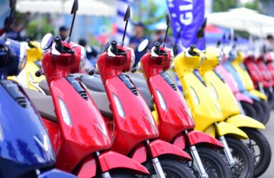 skutery w różnych kolorach ustawione w rzędzie